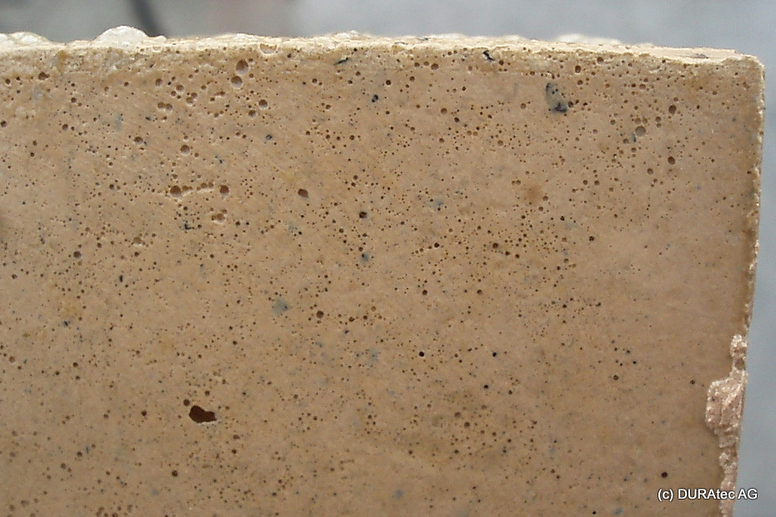Elément en béton après 1x application avec le Microgel Forte de Hebau