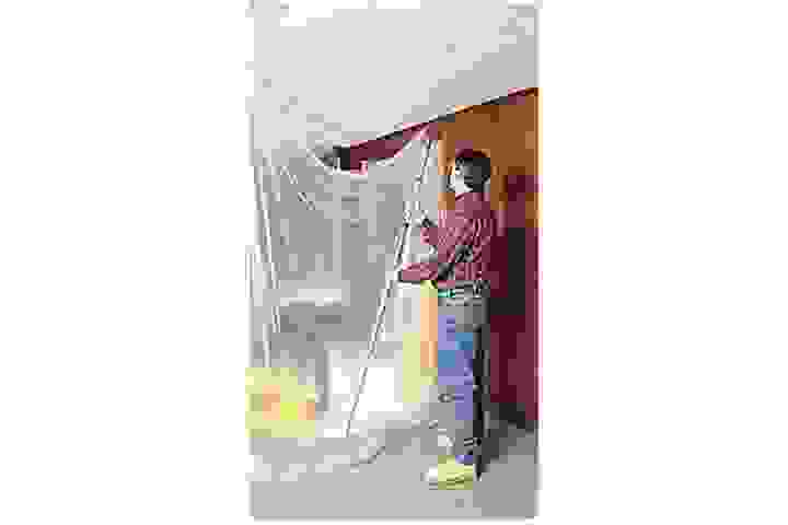 Schritt 5: Teleskopstange auseinanderziehen, an Decke andrücken und durch Drehen der Stäbe im Uhrzeigersinn fixieren. 
Schritt 6: Sitz der Folie an der Decke überprüfen - diese muss stramm sitzen.