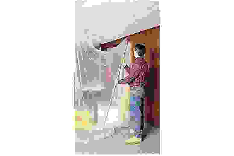 Schritt 5: Teleskopstange auseinanderziehen, an Decke andrücken und durch Drehen der Stäbe im Uhrzeigersinn fixieren. 
Schritt 6: Sitz der Folie an der Decke überprüfen - diese muss stramm sitzen.