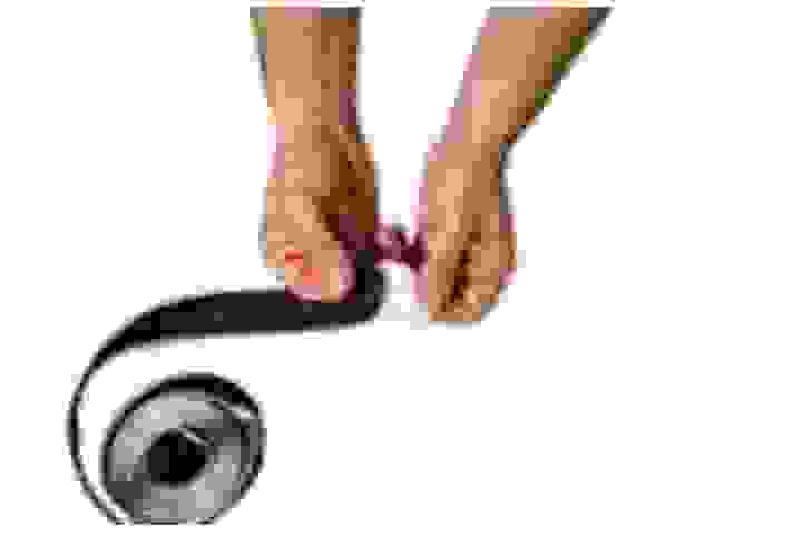 Sicherstellen, dass der Reissverschluss auf der ganzen Länge (220 cm) auf der Folie befestigt werden kann. Zum Aufziehen Papier von der Rückseite abziehen und von oben her ankleben.