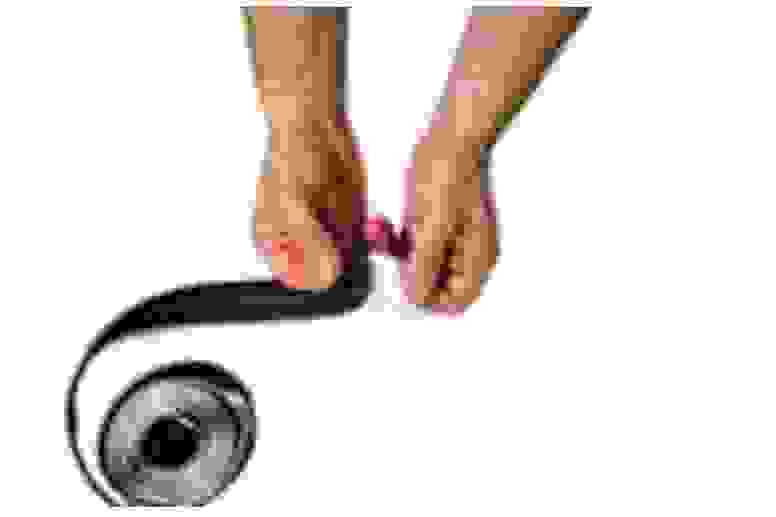 Sicherstellen, dass der Reissverschluss auf der ganzen Länge (220 cm) auf der Folie befestigt werden kann. Zum Aufziehen Papier von der Rückseite abziehen und von oben her ankleben.