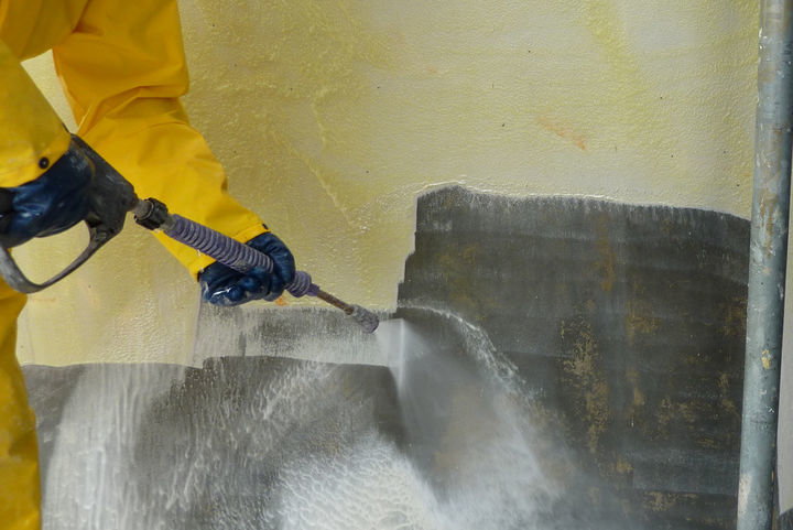 Abbeizen Dispersionsanstrich mit Asur Entlacker auf Beton (Kirche)