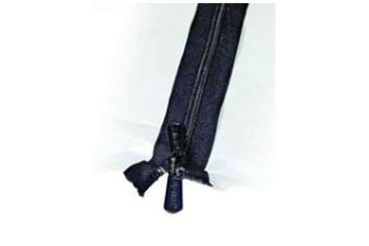 ZipWall Reissverschluss - Aufbauanleitung Am Boden-Ende Reissverschluss separieren, so dass beide Zieher frei von der Klebemasse sind.