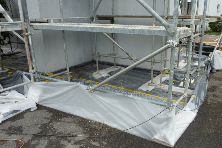 Bei Entlackungsarbeiten im Freien muss eine Auffangwanne erstellt werden - diese kann in Zusammenarbeit mit dem Gerüstbauer ohne grosse Probleme erstellt werden