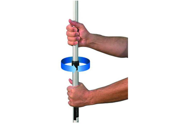 ZipWall Teleskopstange - Aufbauanleitung Schritt 4: Teleskopstange durch Drehen des inneren Stabes im Gegenuhrzeigersinn öffnen