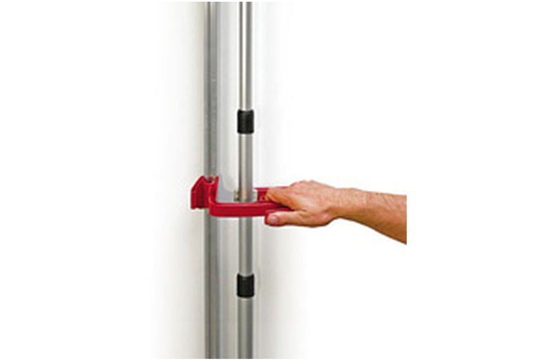 ZipWall Dichtschienen - Aufbauanleitung Seitenklemme durch Zusammendrücken der Griffe an der Teleskopstange befestigen.