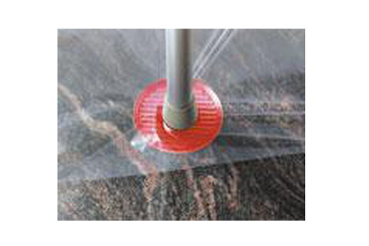 ZipWall Teleskopstange - Aufbauanleitung Schritt 7: Zum Schutz des Bodens Folie unter Stangenfuss ziehen. Bei rutschigen Böden Unterlagscheiben für zusätzliche Stabilität montieren