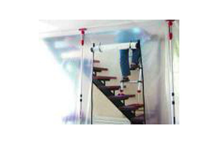 ZipWall Reissverschluss - Aufbauanleitung Für einen breiten Zugang können 2 Reissverschlüsse parallel angebracht werden. Mit der beiliegenden Korden kann die aufgerollte Plastikfole im oberen Bereich zusammengeschnürt werden.