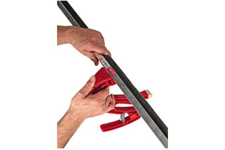 ZipWall Dichtschienen - Aufbauanleitung Teleskopstange nahe an der Wand (max. 5 cm) platzieren, Dichtschiene an der Seitenklemme befestigen.