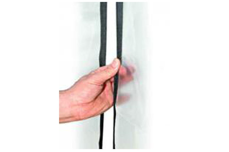 ZipWall Reissverschluss - Aufbauanleitung Bei geöffnetem Reissverschluss diesen auf beiden Seiten nochmals gut andrücken und kurze Zeit warten, um eine dichte Verklebung zu erhalten. Erst danach Verschluss  öffnen und schliessen.