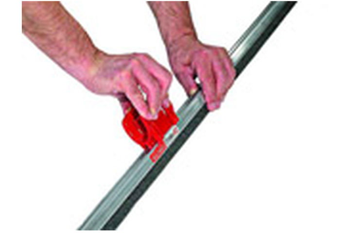 ZipWall Dichtschienen - Aufbauanleitung Klemme (Adapter) zusammendrücken, auf Dichtschiene (Mitte) aufsetzen und Adapter mit der Schiene auf Teleskopstange aufsetzen