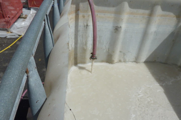 Anfallendes Abwasser aus Entlackungsarbeiten kann mit einfachen Mitteln vor Ort gesammelt und gefällt werden