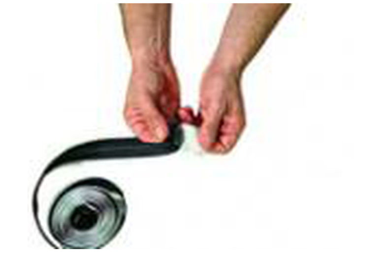 ZipWall Reissverschluss - Aufbauanleitung Sicherstellen, dass der Reissverschluss auf der ganzen Länge (220 cm) auf der Folie befestigt werden kann. Zum Aufziehen Papier von der Rückseite abziehen und von oben her ankleben.