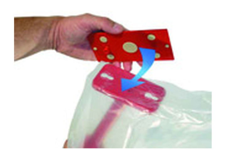 ZipWall Teleskopstange - Aufbauanleitung Schritt 3: Folie auf Plattenunterteil legen und durch Einklicken des Plattenoberteils fixieren