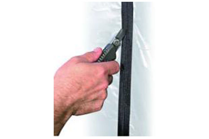 ZipWall Reissverschluss - Aufbauanleitung Den Reissverschluss vorsichtig nach oben aufziehen. Der Reissverschluss ist nun offen, die Folie jedoch noch zu. Nun mit einem Cutter die Folie von oben nach unten aufschneiden.