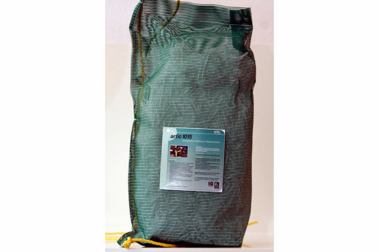 artic 1015 - ölabbauendes Vlieskissen artic 1015 - mit ölabbauenden Bakterien gefülltes Vlieskissen für den Einsatz in Ölabscheidern, mit Langzeitwirkung (>6 Monate).