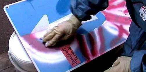 Anti-Graffiti-Tuch-Systeme Anwendungsbereite, mit mildem Reiniger getränkte Tücher in Dispenser-Eimer zur Reinigung empfindlicher glatter, nicht-saugender Untergründe.